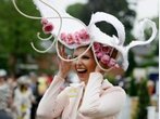 Hut-Schau beim Pferderennen in Ascot