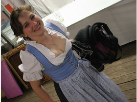 Evi Fischer (34) aus Schlehdorf m&ouml;chte das Volksfest-Madl werden, weil: ...weil wir so gerne tanzen und weil wir Bierzelt-Fans sind.