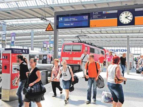 Hier tummelt sich die Kundschaft: Die Ticket-Betr&uuml;ger sprechen Mitfahrer meist an Fahrkartenautomaten an. foto: schlaf