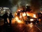 Proteste in Brasilien: Demonstranten legen Feuer und werfen mit Steinen
