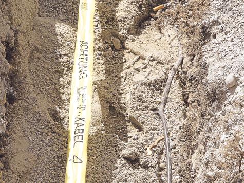Ein Bagger hat das schwarze Kabel im Graben durchtrennt. Damit gingen weder Telefon noch Internet. Links ist bereits die neue Leitung zu sehen &ndash; noch verpackt. foto: weber