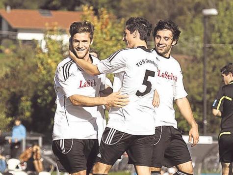 Samir Azizi (li.) wird k&uuml;nftig f&uuml;r den FCPenzberg in der A-Klasse auflaufen. Des Geldes wegen?