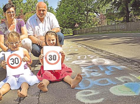 Nein zu Rasern: Claudia Klemusch und G&uuml;nter Schlemmer mit den T&ouml;chtern Lara und Sophia fordern, dass Tempo 30 auf der Nassenhausener Stra&szlig;e eingef&uuml;hrt wird. 130 Unterschriften f&uuml;r die Geschwindigkeitsbegrenzung haben sie gesammelt. Foto:carmen Voxbrunner