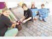 Schüler putzen Schuhe für Flutopfer Schüler putzen Schuhe für Flutopfer