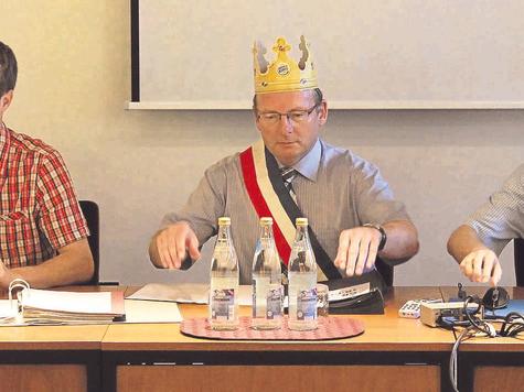 Wette gewonnen: Mit Sch&auml;rpe und Pappkrone l&auml;utete Rathauschef Rupert Monn &ndash; zwischen Gesch&auml;ftsleiter Alexander Reil (r.) und K&auml;mmerer Benni Bursic &ndash; die j&uuml;ngste Ratssitzung ein. Foto: fkn