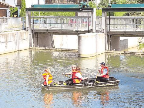 Keine Spur: Die Feuerwehr suchte unter anderem den Wehrbereich der Isen ab. Foto: pr&auml;