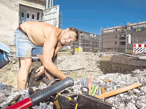 Hei&szlig;, hei&szlig;er, Baustelle: Starkstrommonteur Gerhard Weber arbeitete Mittwochmittag bei Temperaturen um 35 Grad auf dem &bdquo;Geisenhofer&ldquo;-Gel&auml;nde in Weilheim. Foto: GRonau