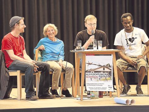 Diskutierten am Podium: (v.l.) Alexander Thal (Bayerischer Fl&uuml;chtlingsrat), Gerli Lantzberg (Schongau), Lukas Gerbig (Karawane M&uuml;nchen) und Ex-Asylbewerber Abdul Karim. bse
