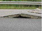 Fahrbahn aufgeplatzt: Einen Toten gibt es schon