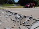 Der Asphalt der Autobahn A93 an der Anschlussstelle Abensberg (Bayern) ist am durch die Hitze der letzten Tage aufgebrochen.