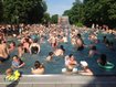 Schlangestehen: In den Freibädern wird's eng Schlangestehen: In den Freibädern wird's eng
