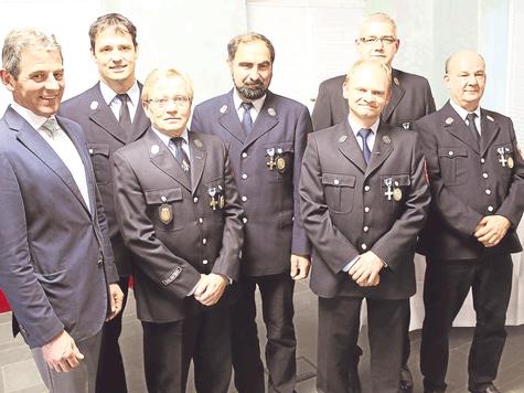Dank der Gemeinde: (v. l.) B&uuml;rgermeister Franz Hofstetter ehrt J&uuml;rgen Korber, Matthias Vielhuber, Josef Kobold, Karl H&ouml;lzl, Holger M&uuml;ller und G&uuml;nther Hinterseer. Foto: fis