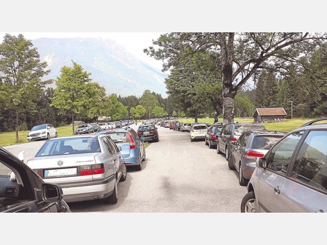 Nichts geht mehr am Eibsee-Berg: Autos parken auf beiden Seiten der Staatsstraße. Im Notfall ist ein Durchkommen für Einsatzfahrzeuge der Rettungsdienste und der Feuerwehr äußerst schwierig. foto: fkn