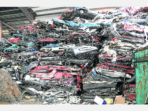 1144516884-hunderte-zusammengepresste-autos-stapeln-sich-schrottplatz.9.jpg